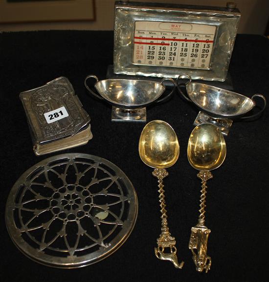 Pair silver salts, pair of spoons and 3 other items